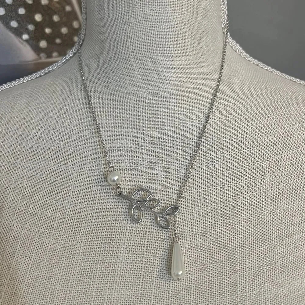 New Faux Silver Flower Dangling Necklace
